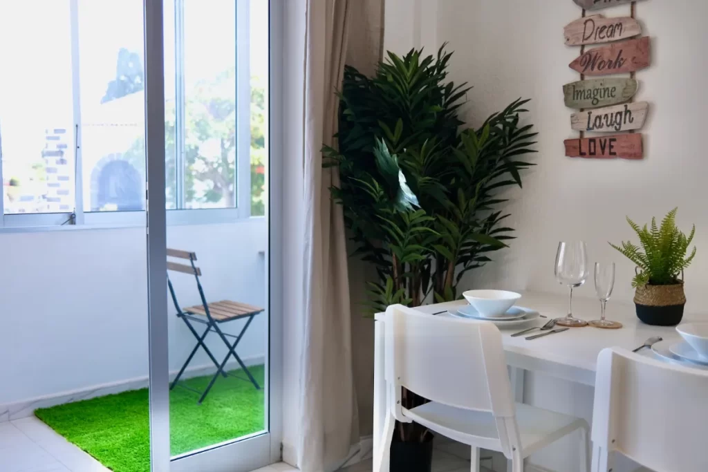 Apartment 1 - Acceso al balcón desde la sala de estar