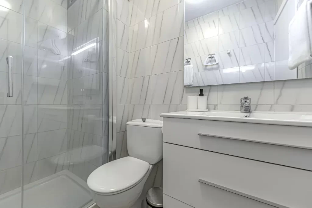 Apartment 7 - Baño con ducha